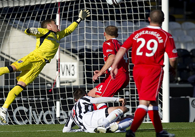 Steven Thompson nets the winner with an overhead kick