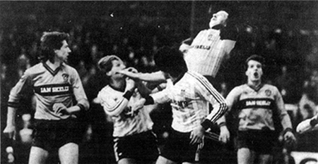 Motherwell 'keeper John Gardiner at full stretch during a St. Mirren attack