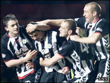The St. Mirren players celebrate Dargo's goal